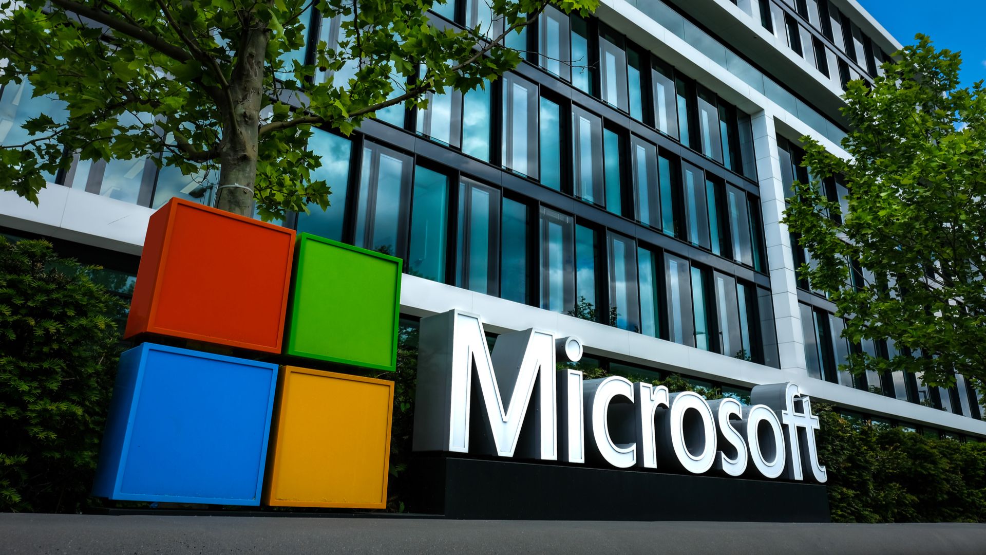 Microsoft και Google εξάρθρωσαν παράνομη αγορά $66 εκατ. που πουλούσε εικονικές μηχανές με δωρεάν λογισμικό